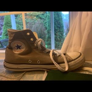 Women’s high top Converse size 9.
